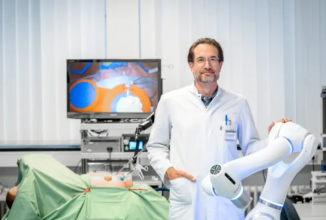 Sensoren machen Operationssäle schlau - Wie Roboter zu OP-Assistenten werden