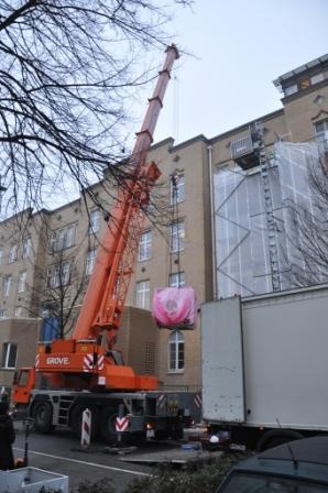 Mithilfe eines Krans wurde das Gerät in die Räumlichkeiten der Radiologie...