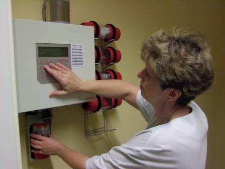 Rohrpostanlage im Kreißsaal der Klinik Oranienburg: Hebamme Christina Hennig...