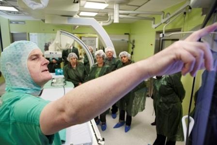 Interessiert folgen die Gäste der feierlichen Eröffnung des OP-Zentrums der...