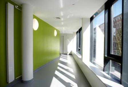 Der Tageslichtbezug ist ein wesentliches Element der Arbeitsplatzqualität für...