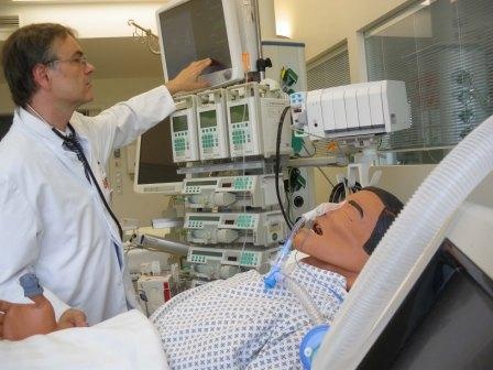 Leitender Arzt Herr Wertheimer für den Bereich der neurologischen...