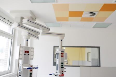 Die farblich gestalteten Zimmerdecken erlauben es, das bewegungsunfähige und...