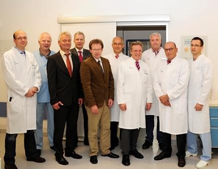 Prof. Dr. Hugo Van Aken (2.v.r.) und Stationsleiter Reinhold Grosfeld (2.v.l.)...