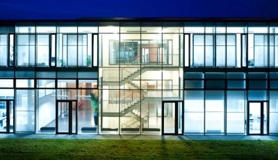 Hinter der Glasfassade des Heidelberger Ionenstrahl-Therapiezentrums HIT...