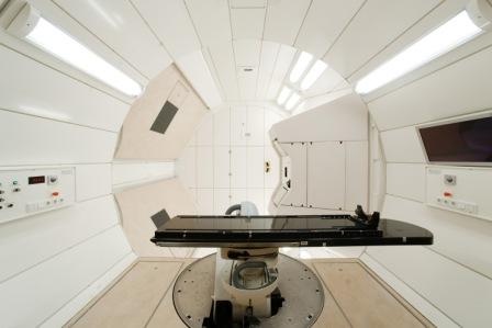 Bestrahlungsplatz in der Gantry, bei der der Strahl dank beweglicher Gantry und...