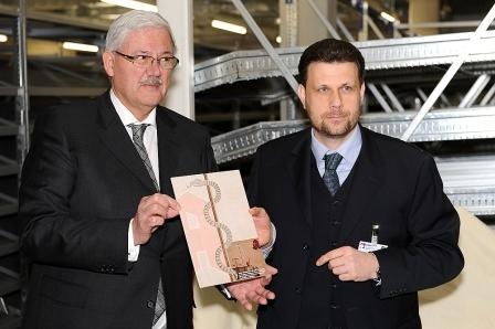 Als Symbol anstelle des sonst gerne verwendeten überdimensionalen goldenen...