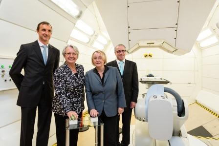 Bundesforschungsministerin Professor Dr. Annette Schavan (2. v. l.) und...