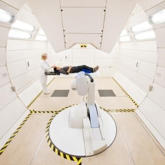 Gantry-Bestrahlungsplatz: Der Patient wird auf einem Bestrahlungstisch...