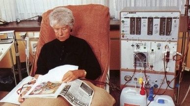 1978 stellt Fresenius das erste selbst entwickelte Dialysegerät A2008C vor,...