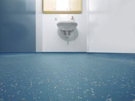 Rutschhemmend und hygienisch - Der Sicherheitsboden Altro Aquarius wurde in den...