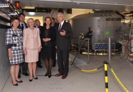 Im Herz der Protonentherapieanlage (v.l.) Dresdens Oberbürgermeisterin Helma...