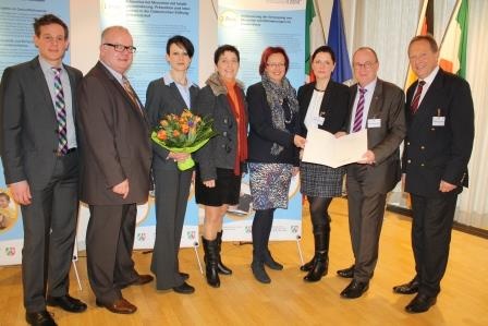 Die Gruppe der St. Franziskus-Stiftung mit Ministerin und Preis-Urkunde (v.l.):...