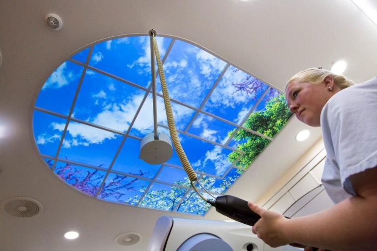 Virtuelles Deckenfenster im medizinischen Therapiebereich der Klinik (Foto:...
