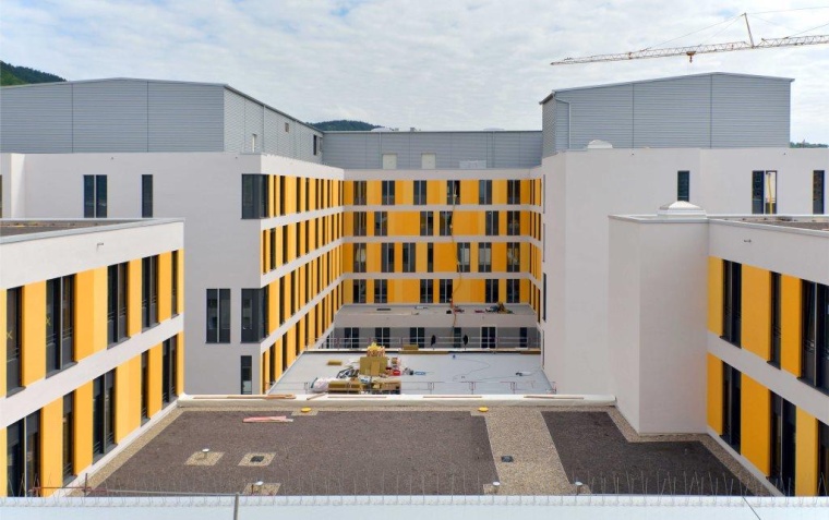 Ein Großteil der Gerüste sind bereits außen abgebaut: Aktuell läuft der...