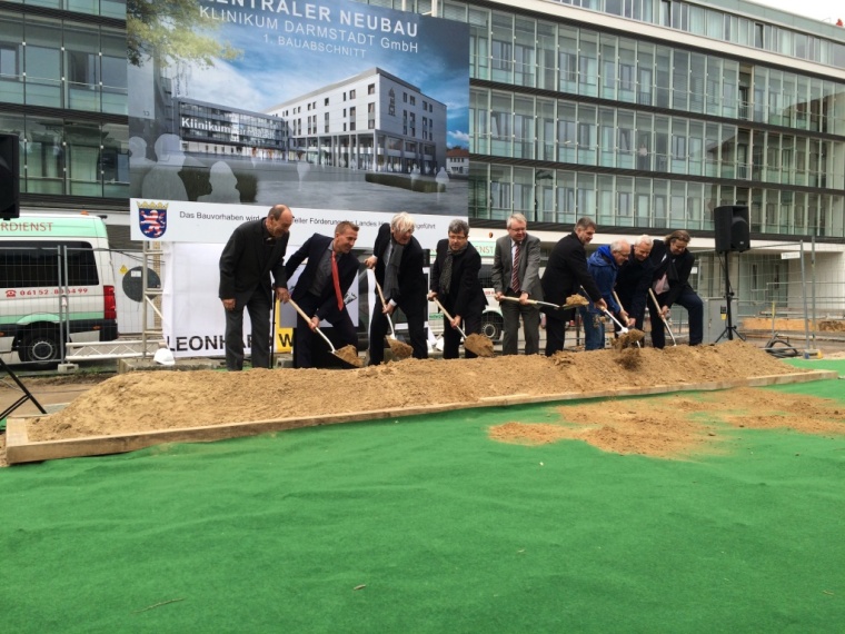 Mit einem symbolischen Spatenstich sind Bauarbeiten zum Zentralen Neubau am...
