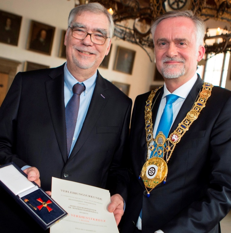 Photo: Verdienstkreuz für Prof. Dr. Winfried Hardinghaus
