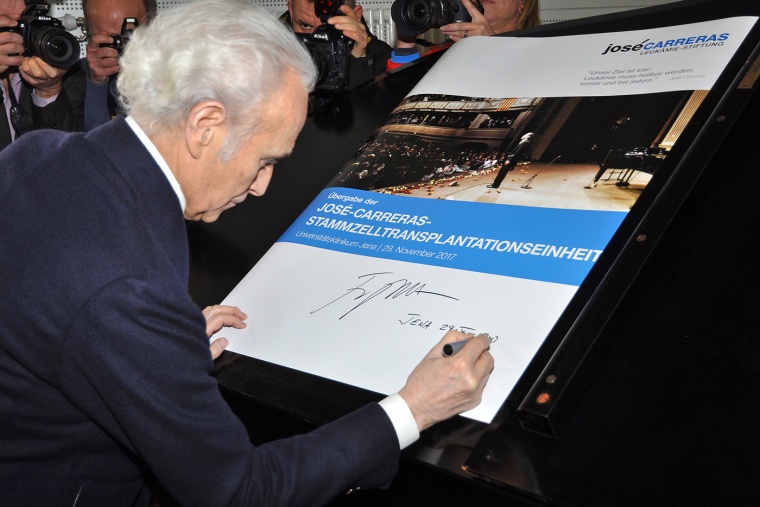 José Carreras unterzeichnet ein Plakat, das zur Erinnerung auf der neuen...