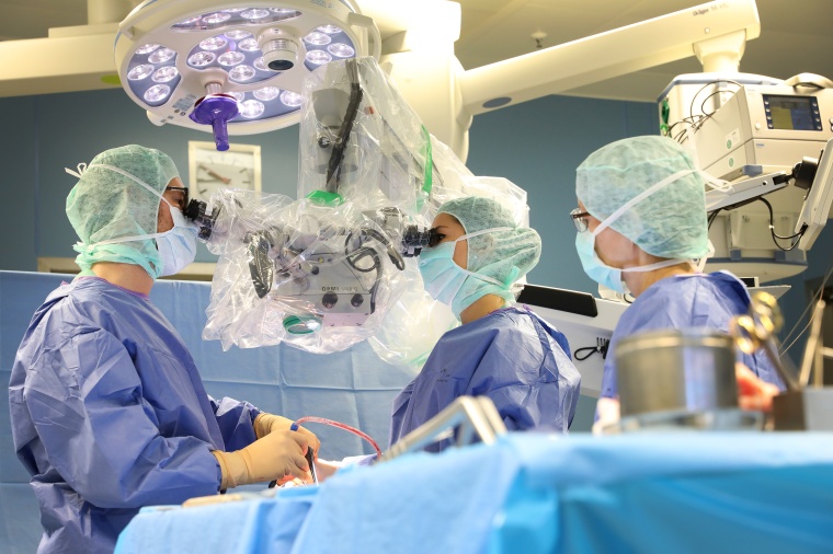 Priv.-Doz. Dr. Kevin Tschöke im OP bei der Operation an einer Wirbelsäule.