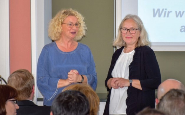 Dr. Manuela Stroske (rechts) und Verwaltungsdirektorin Sylvia Markl bei der...