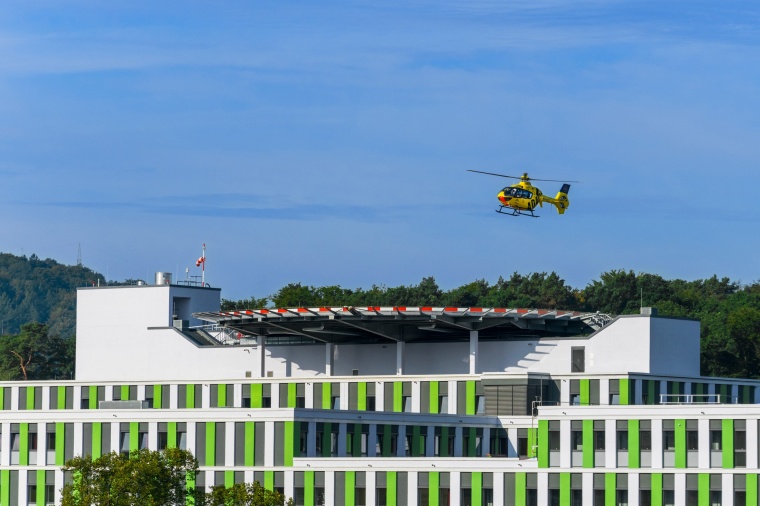 Hubschrauberlandeplatz auf dem Dach der neuen Klinik für Innere Medizin des...