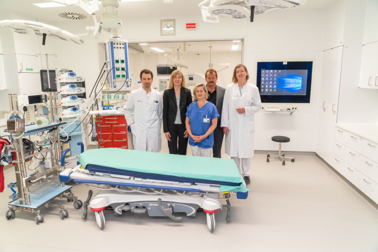 Prof. Michael Albrecht (2.v.r.), medizinischer Vorstand UKD, und Katrin Erk...