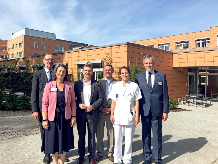 Vor der neuen Palliativstation (v.l.): Verbandsvorsteher Dr. R. Wenzlaff,...