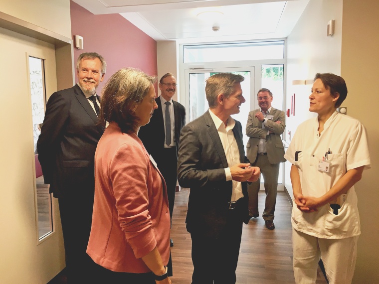 Besichtigen die Station (v.l.): Chefarzt Dr. B. Sgries, stellvertretende...