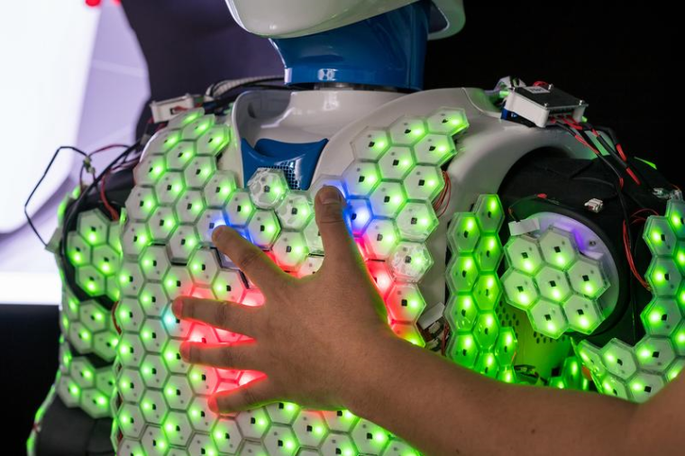 Durch künstliche Haut können Roboter ihre Umwelt viel detaillierter und...