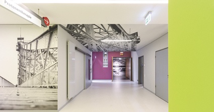 Auf dem Weg zur Strahlentherapie erleben Patienten das Blaue Wunder.