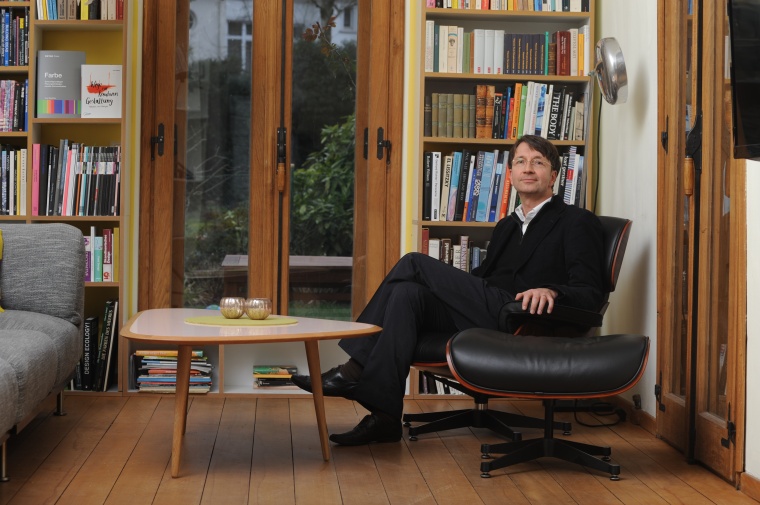 Prof. Dr. Axel Buether lehrt Didaktik der Visuellen Kommunikation an der...