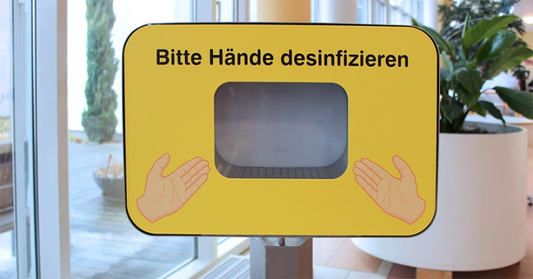 Händedesinfektion im Krankenhaus mit dem Desinfektionsmittelspender Praesidio