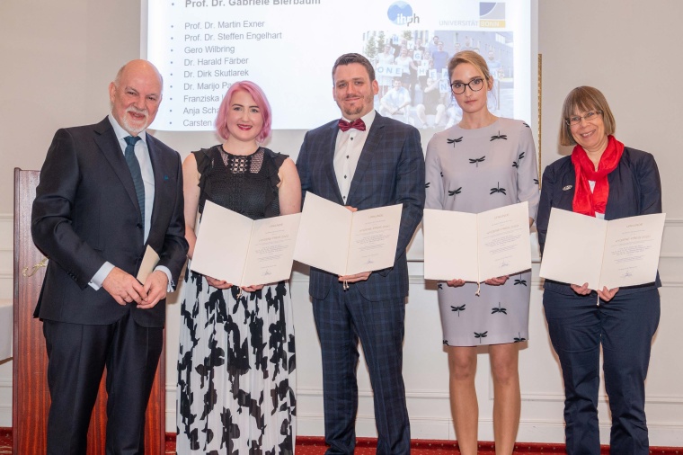 Die Preisträger freuen sich über ihre Auszeichnung V.l.n.r. Prof. Martin...