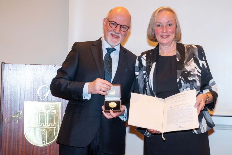 Prof. Dr. Ursel Heudorf erhält die Hygieia Medaille der...