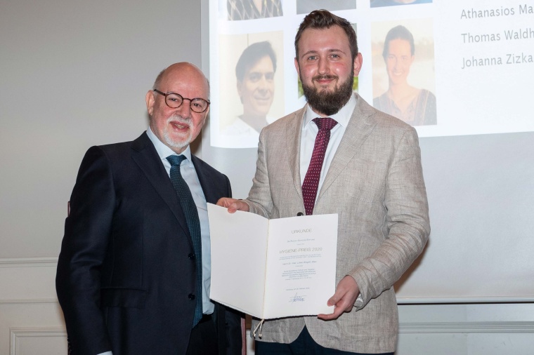 Dr. Lukas Wisgrill (rechts) nimmt die Urkunde für den Hygiene-Preis der...