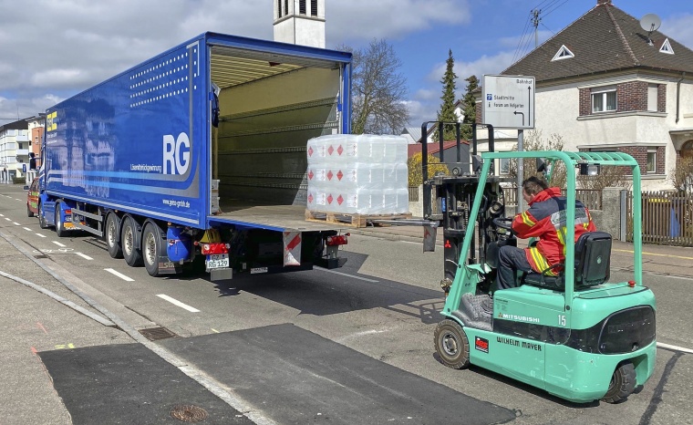 Rund 15.000 Liter Desinfektionsmittel hat die Richard Geiss GmbH bereits an die...