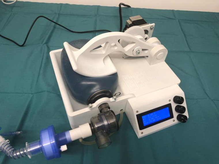 Das Notfall-Beatmungsgerät wurde von der Uniklinik Leipzig, dem Fraunhofer IWU...