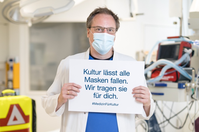 „Kultur lässt alle Masken fallen. Wir tragen sie für dich“, so z.B. die...