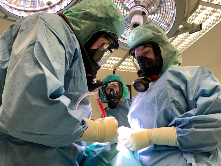 Einsatz der Atemschutzmasken im OP Uniklinikum Würzburg Foto: Simone Wagner