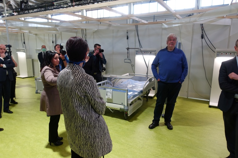Pressetermin mit der Berliner Gesundheitssenatorin Dilek Kalayci (l.) und dem...