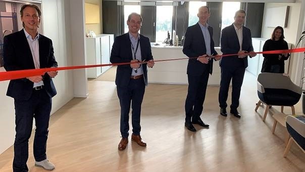 Das rote Band wird durchschnitten: V.l.n.r.: T. Höbel, General Manager DACH,...