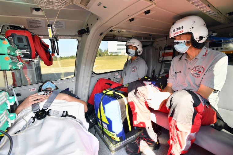 Im größten Rettungshubschrauber Deutschlands mit einer Reichweite von fast...