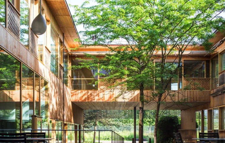 Ausblick in einen von zehn Innenhöfen der Basler Klinik REHAB. Jeder...