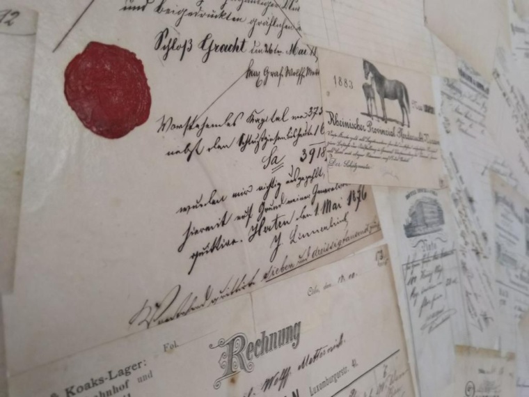 Alte Handschriften dekorieren die Wand und erinnern an Gestern. Fotos: 100%...