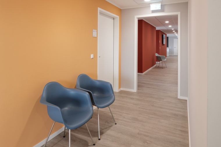 Der rote Bereich markiert den Treffpunkt, die Lern-Lounge. Ein helles Orange...