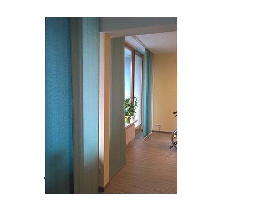 Gruppenraum mit warmen Wänden und einer frischen Brise durch die Fenster....