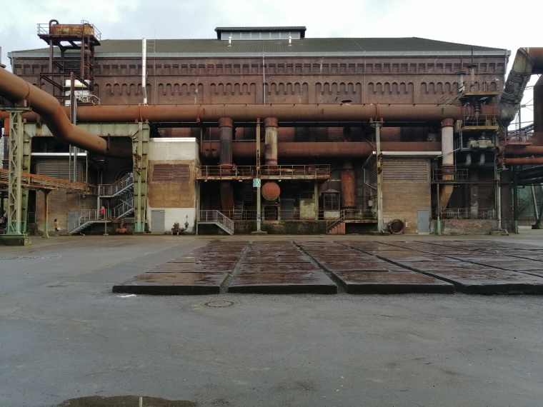 Duisburg-Nord, Hochofenpark. Antikisierende Architektur dominiert, ein als...