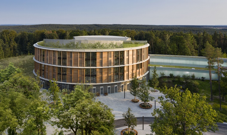 Der Rundbau der Waldkliniken Eisenberg beherbergt neben 246 Betten vier...