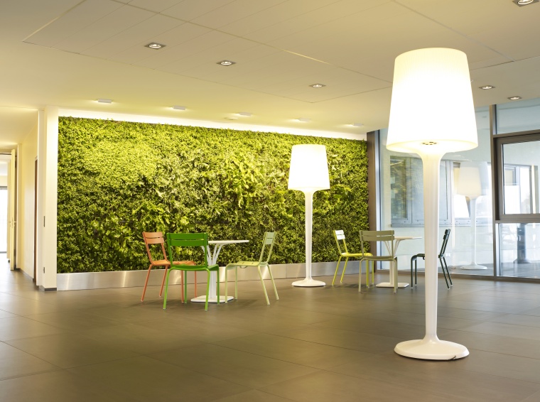 Die grüne Livingwall verbessert die Raumluftqualität und sorgt für...