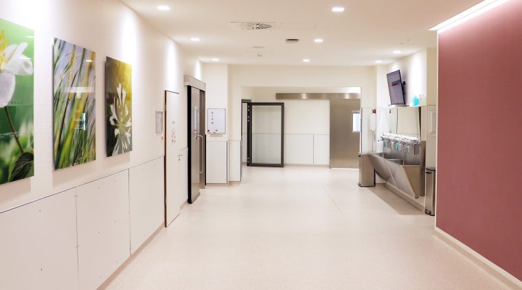 Der geräumige Eingang des neuen Zentral-OPs.